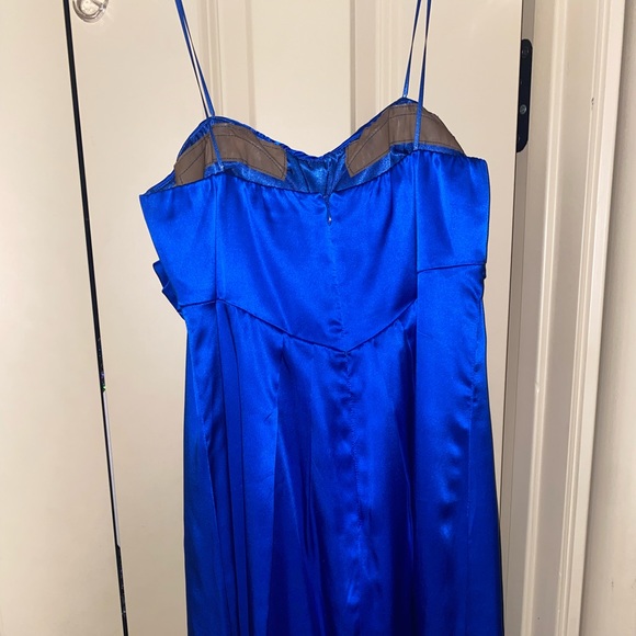 Cache size 6. Formal dress. Only worn once. - Picture 2 of 3